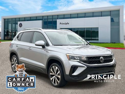 Used 2023 Volkswagen Taos SE w/ Panoramic Sunroof Package image 3