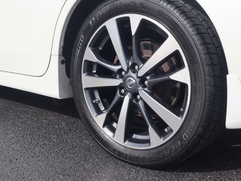 Used 2016 Nissan Altima 2.5 SR w/ LED Appearance Package image 23