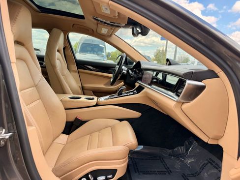 Used 2018 Porsche Panamera image 33