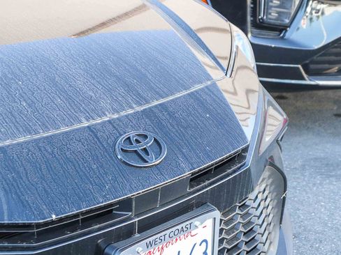 Used 2025 Toyota Camry SE w/ Convenience Package image 6