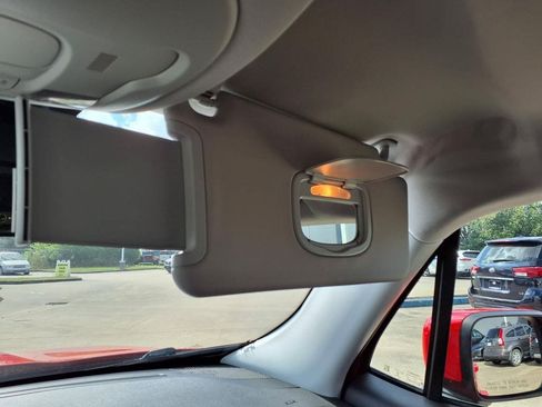 Used 2015 Jeep Renegade Latitude FWD image 26