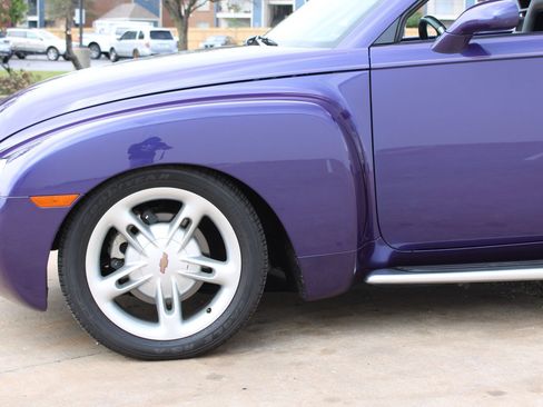 Used 2004 Chevrolet SSR w/ Preferred Equipment Group RWD image 33