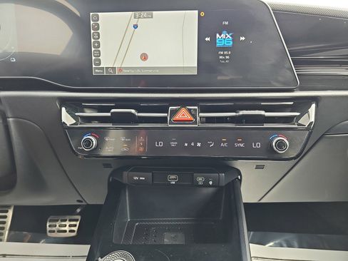 Used 2023 Kia Niro SX Touring FWD image 26