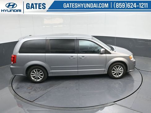 Used 2016 Dodge Grand Caravan SE image 44