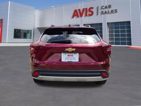 Used 2025 Chevrolet Trax LT w/ LT Convenience Package FWD image 7
