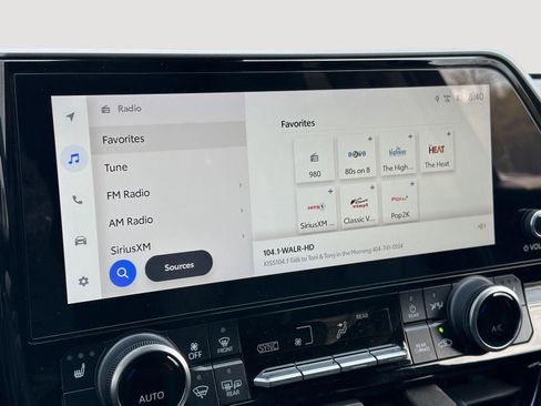 Used 2024 Toyota Highlander XLE image 12