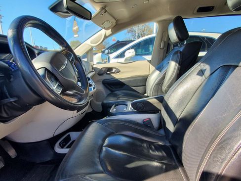 Used 2022 Chrysler Pacifica Touring-L w/ Uconnect Theater Family Group image 3