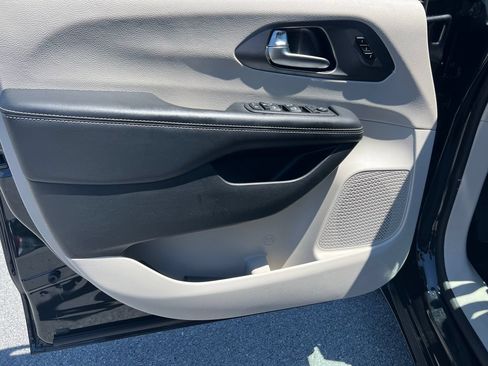 Used 2023 Chrysler Pacifica Touring-L FWD image 22