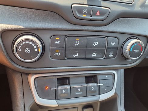 Used 2024 GMC Terrain SLE FWD image 8
