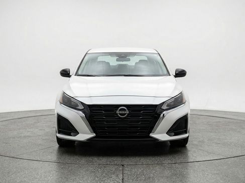 Used 2025 Nissan Altima 2.5 SV FWD image 2