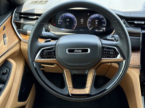 Used 2025 Jeep Grand Cherokee Summit AWD/4WD image 17