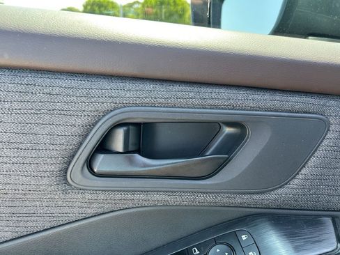 Used 2023 Nissan Rogue S image 11