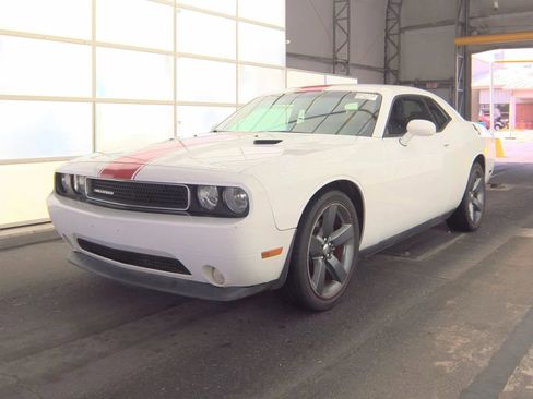 Used 2013 Dodge Challenger SXT RWD image 1