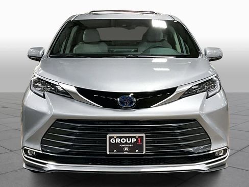 New 2025 Toyota Sienna Limited image 3