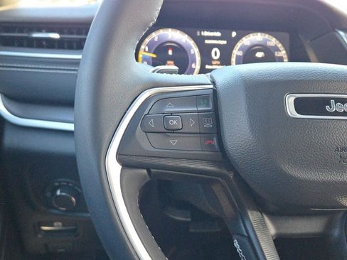 Used 2023 Jeep Grand Cherokee Altitude image 32