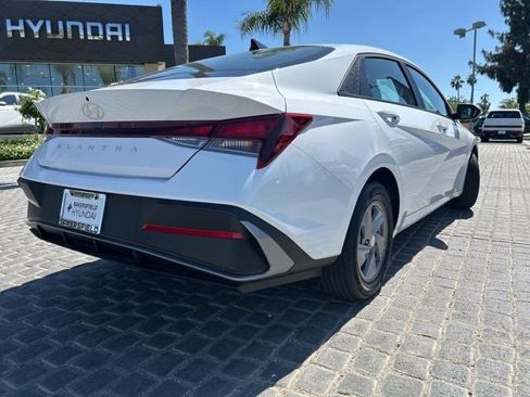New 2026 Hyundai Elantra SE FWD image 4