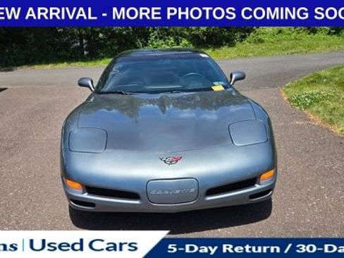Used 2004 Chevrolet Corvette Coupe w/ Roof Package RWD image 2