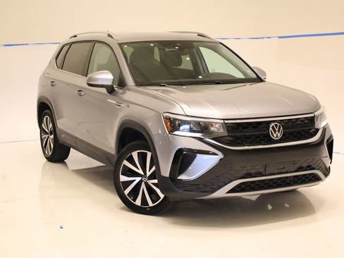 Used 2024 Volkswagen Taos SE FWD image 3