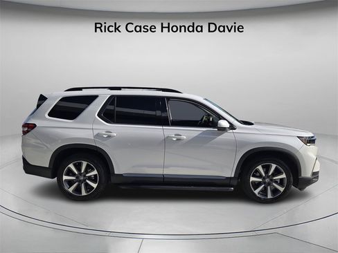 Used 2024 Honda Pilot Elite image 3