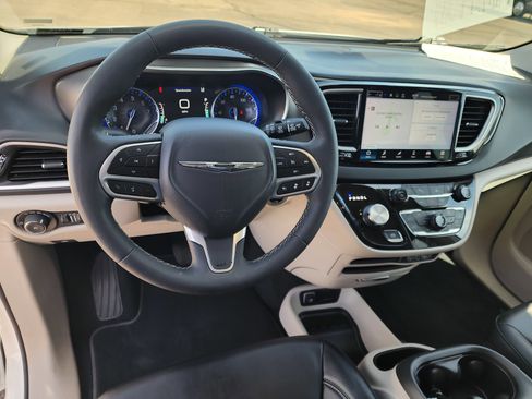 Used 2024 Chrysler Pacifica Touring-L FWD image 2