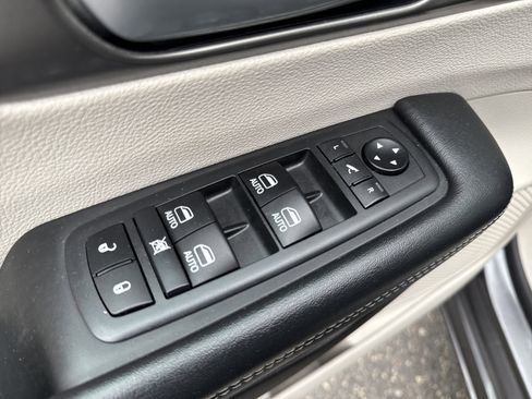 Used 2018 Chrysler Pacifica Limited w/ Advanced Safetytec Group FWD image 14