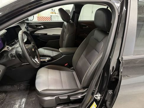 Certified 2025 Chevrolet Trax LT w/ LT Convenience Package image 19