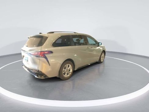 Used 2022 Toyota Sienna XSE AWD/4WD image 8