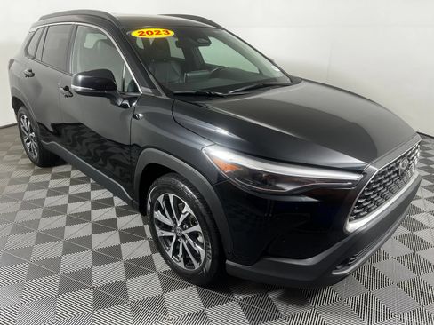 Certified 2023 Toyota Corolla Cross XLE FWD image 3