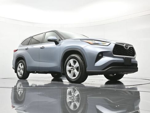 Used 2023 Toyota Highlander LE AWD/4WD image 38
