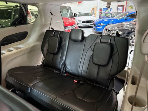 Used 2020 Chrysler Pacifica Limited FWD image 16