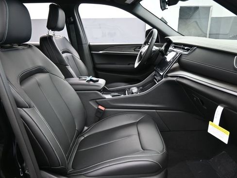 Used 2025 Jeep Grand Cherokee Limited image 31