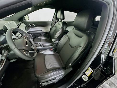 Used 2025 Jeep Compass Latitude image 13