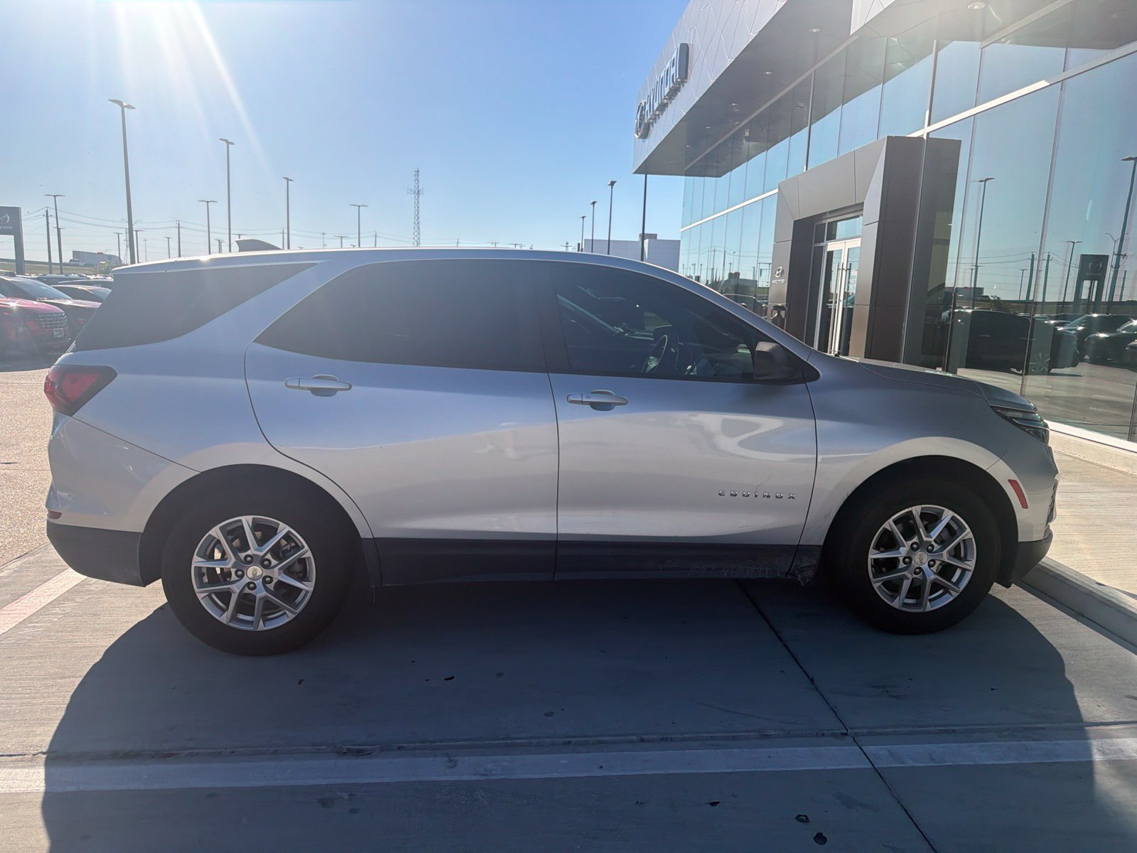 Used 2022 Chevrolet Equinox LS w/ LS Convenience Package FWD image 4