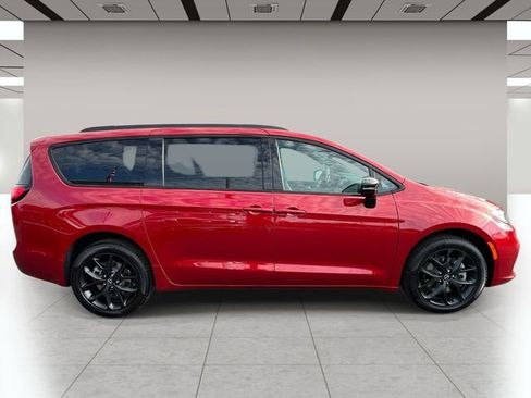 New 2026 Chrysler Pacifica Select AWD/4WD image 2