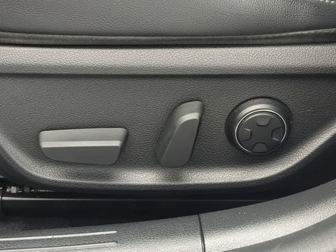 Used 2022 Genesis G70 2.0T image 17