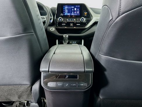 Used 2024 Toyota Highlander XLE FWD image 26