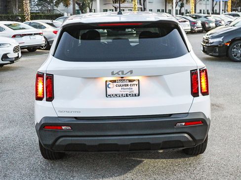 Used 2023 Kia Sorento LX image 8