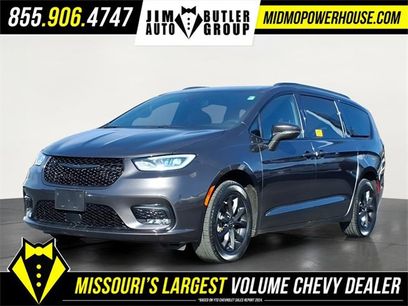 Used 2021 Chrysler Pacifica Touring w/ Uconnect Theater Family Group