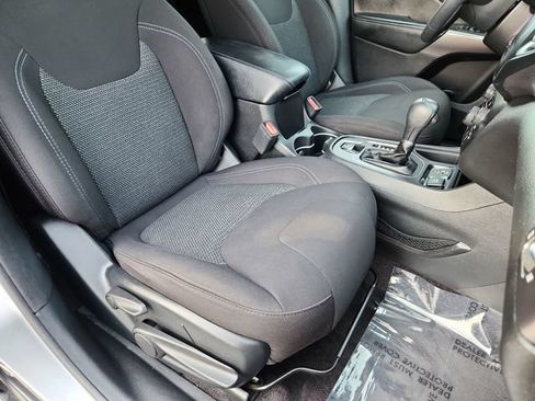 Used 2019 Jeep Cherokee Latitude w/ Popular Appearance Group FWD image 23
