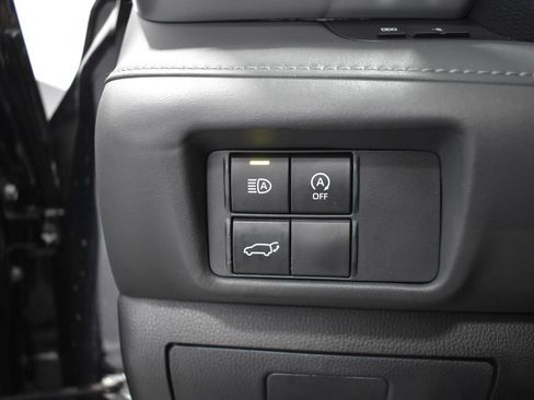 Used 2024 Toyota Highlander XLE AWD/4WD image 19