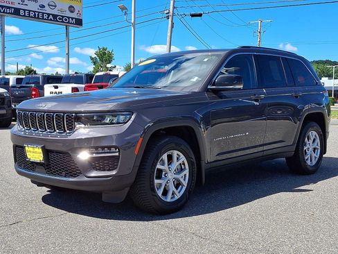 Used 2023 Jeep Grand Cherokee Limited w/ Luxury Tech Group II AWD/4WD image 3