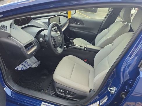 Used 2025 Toyota Prius XLE AWD/4WD image 13
