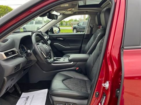 Used 2024 Toyota Highlander XLE AWD/4WD image 11