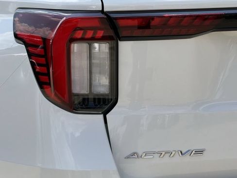 Used 2025 Ford Explorer Active RWD image 6