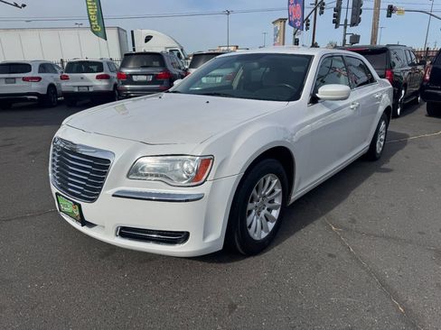 Used 2011 Chrysler 300 image 4