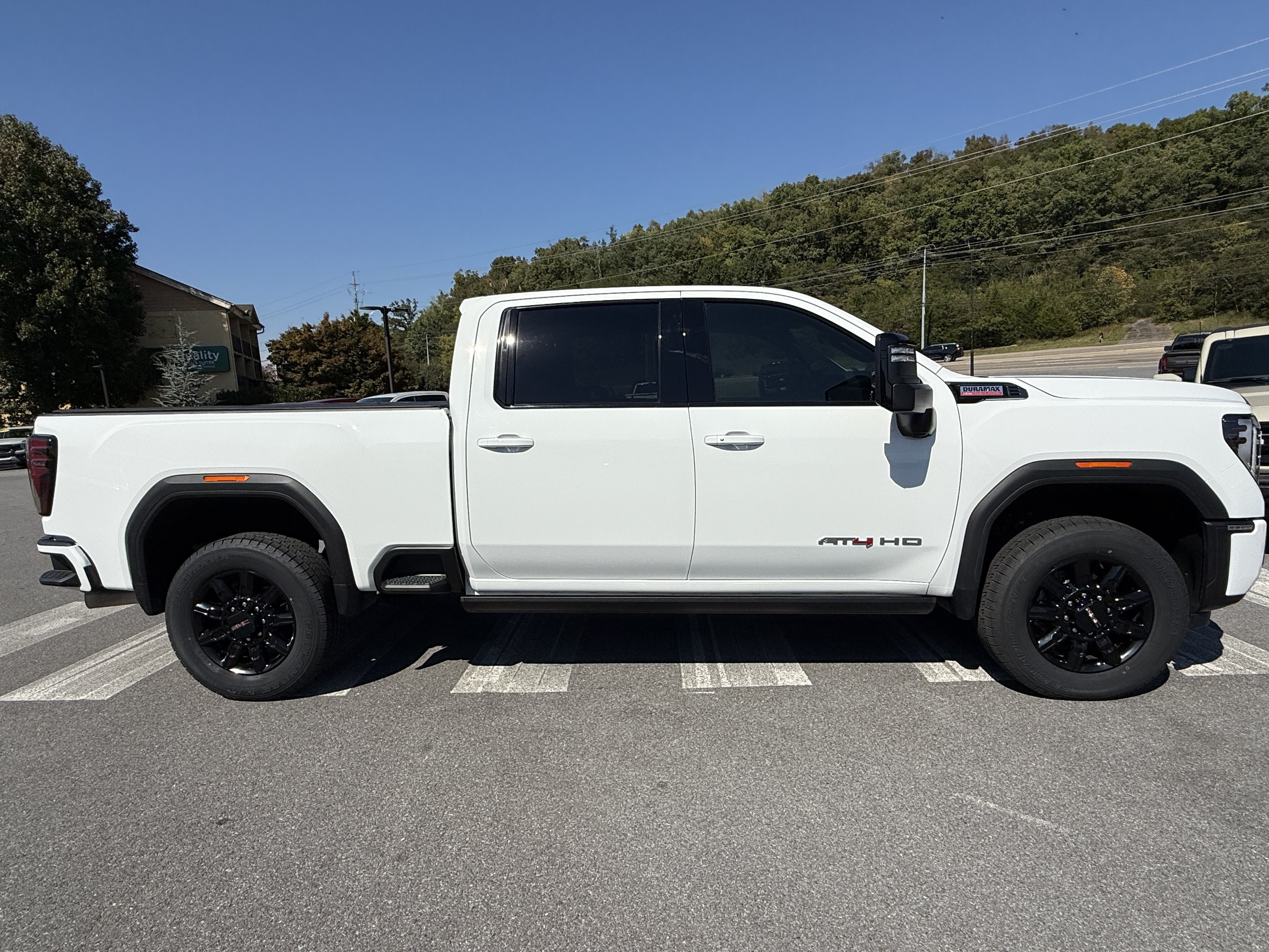 Used 2025 GMC Sierra 2500 AT4 w/ AT4 Premium Plus Package AWD/4WD image 4