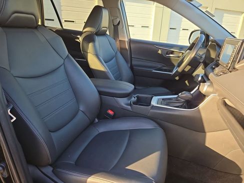 Used 2022 Toyota RAV4 XLE Premium image 31