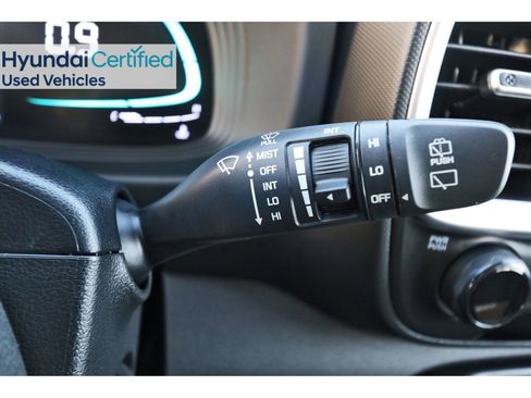 Certified 2025 Hyundai Venue SE image 21