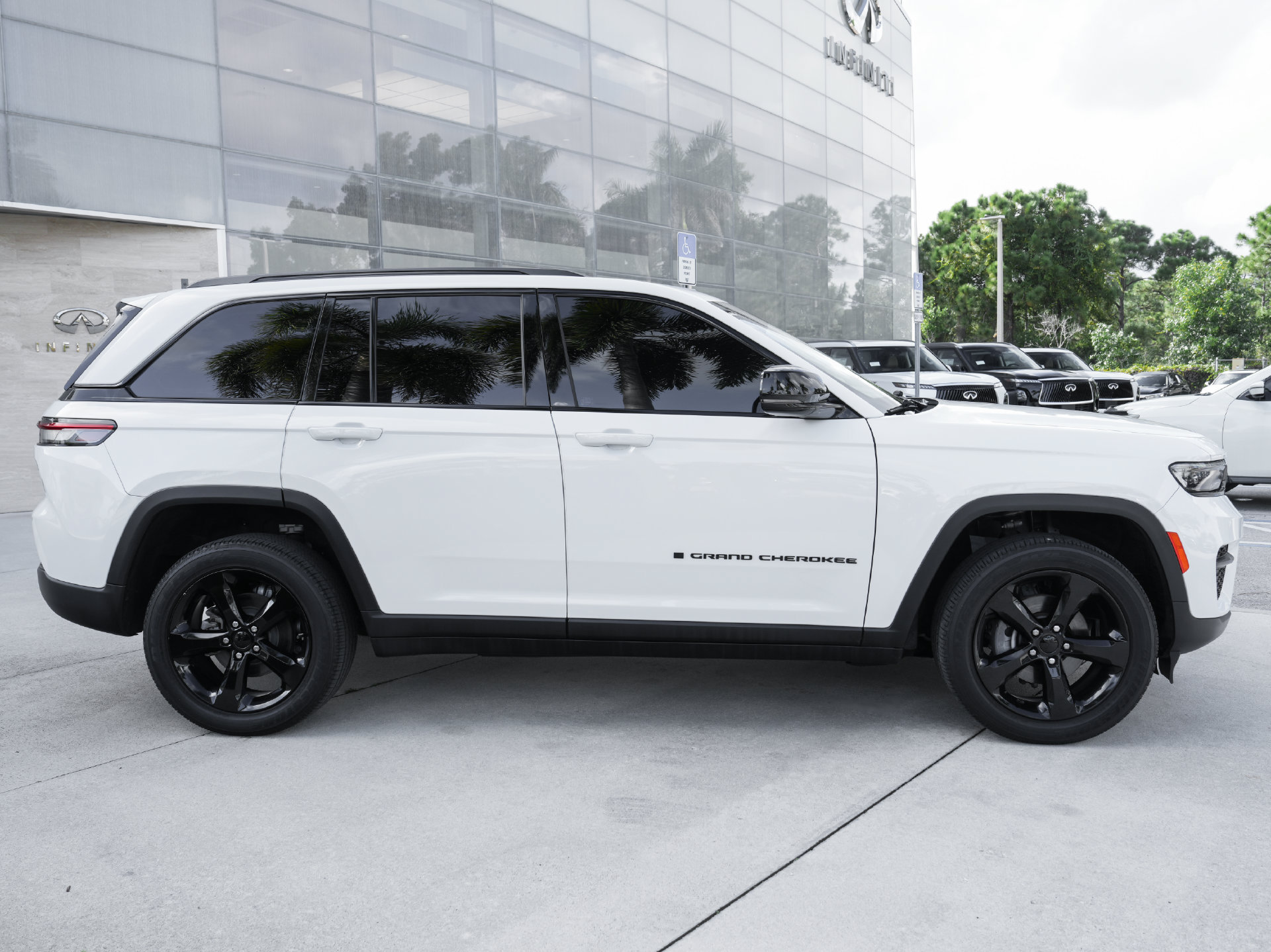 Used 2023 Jeep Grand Cherokee Altitude AWD/4WD image 25