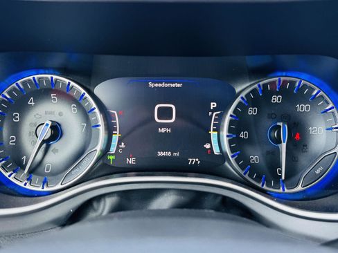 Used 2023 Chrysler Pacifica Touring-L w/ Uconnect Theater Family Group image 24